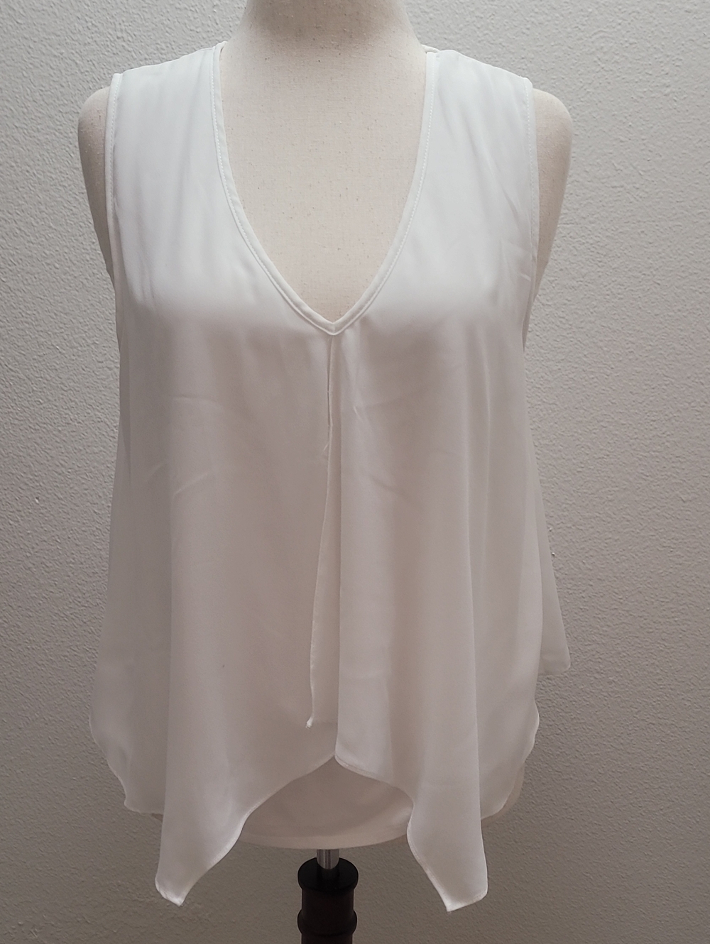 Green Envelope Ivory V-Neck Sleeveless Top